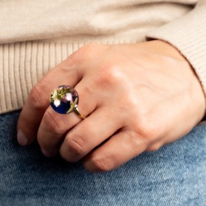 Jaka biżuteria do dżinsów i sweterka- pierścionek z kwiatami.