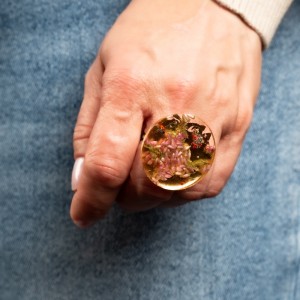 Stylizacje z jasnymi jeansami- pierścionek z kwiatami.