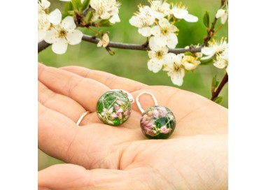 Kolczyki zielone z kwiatami, wiosenna biżuteria.