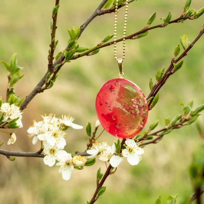 Wiosenna biżuteria-naszyjnik złoty z kwiatami.