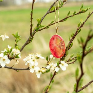 Wiosenna biżuteria-naszyjnik złoty z kwiatami.