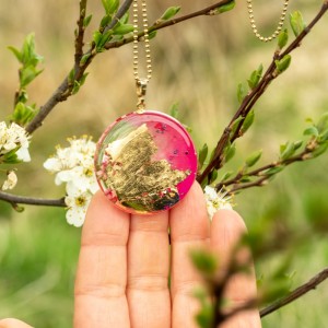 Wiosenna biżuteria-naszyjnik złoty z kwiatami.