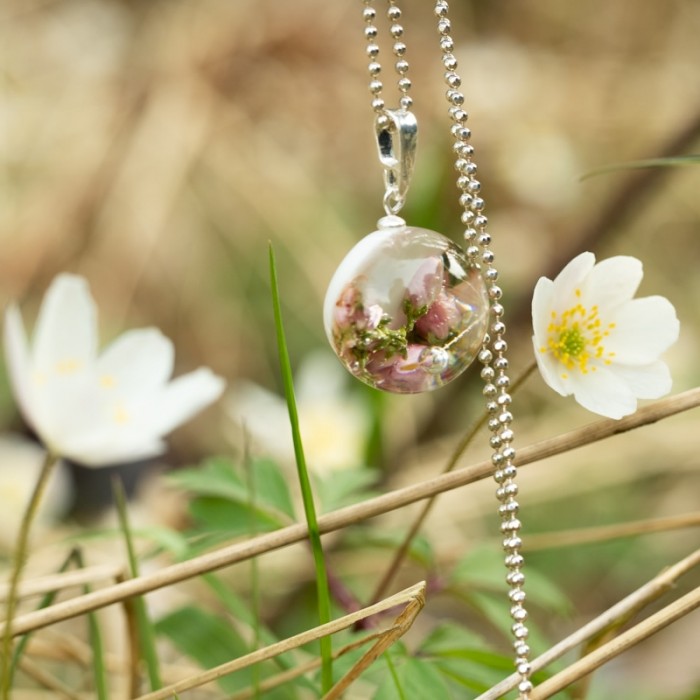 Naszyjnik z kwiatem na wiosnę.