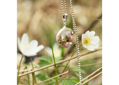 Naszyjnik z kwiatem na wiosnę.