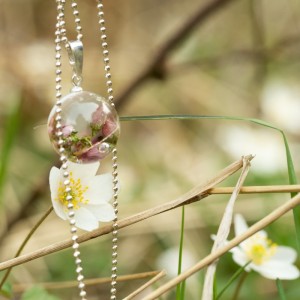 Naszyjnik z kwiatem na wiosnę.