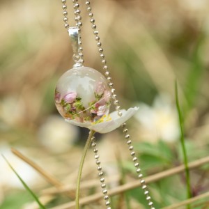 Naszyjnik z kwiatem na wiosnę.