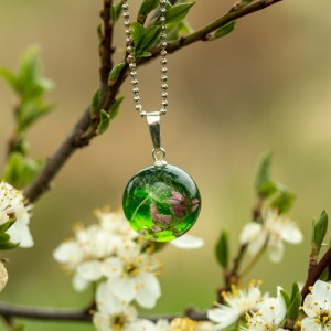 Naszyjnik wiosenny z prawdziwymi kwiatami.