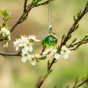 Naszyjnik wiosenny z prawdziwymi kwiatami.