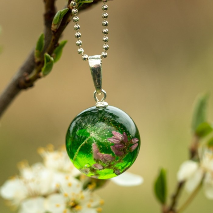 Naszyjnik wiosenny z prawdziwymi kwiatami.