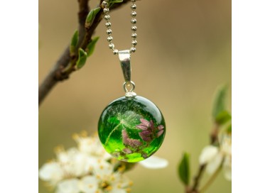 Naszyjnik wiosenny z prawdziwymi kwiatami.