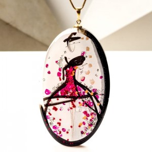 Naszyjnik pozłacany z różową zawieszką malowaną ręcznie, biżuteria artystyczna.
