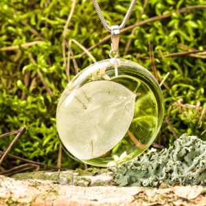 Naszyjnik do letniej stylizacji z roślinami.