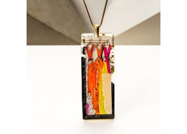 Biżuteria artystyczna, sukienka w pozłacanym naszyjniku, kolorowe sukienki.