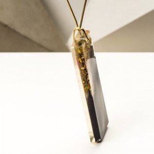 Biżuteria artystyczna, sukienka w pozłacanym naszyjniku, kolorowe sukienki.