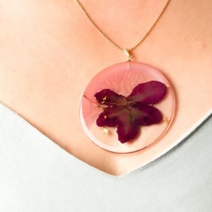 Współczesnych forma naszyjnika z kwiatami.