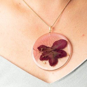 Współczesnych forma naszyjnika z kwiatami.