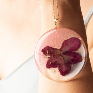 Współczesnych forma naszyjnika z kwiatami.