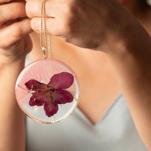 Współczesnych forma naszyjnika z kwiatami.