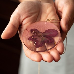 Współczesnych forma naszyjnika z kwiatami.