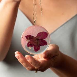 Współczesnych forma naszyjnika z kwiatami.