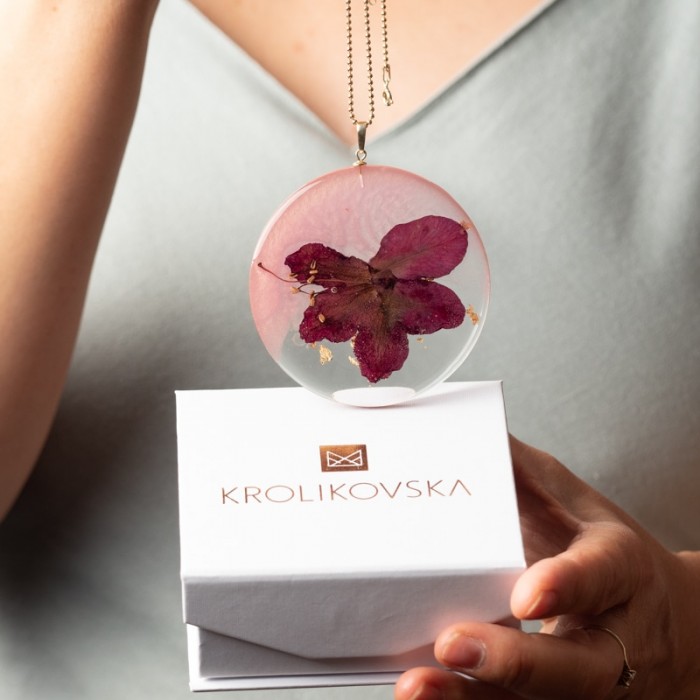 Współczesnych forma naszyjnika z kwiatami.