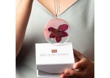 Współczesnych forma naszyjnika z kwiatami.