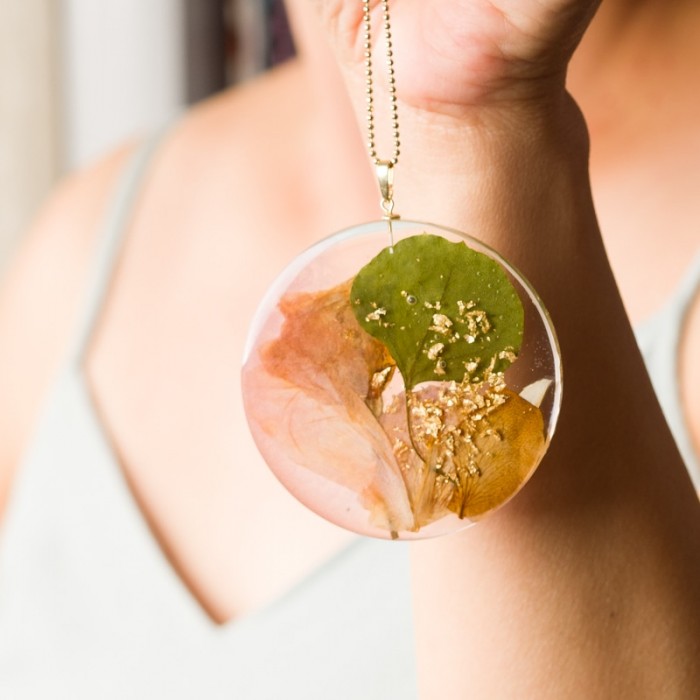 Współczesna forma biżuterii- naszyjnik z kwiatami.