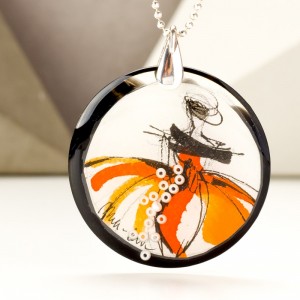 Inspiracja modą, naszyjnik z grafiką.