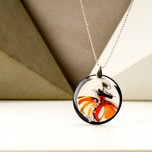 Inspiracja modą, naszyjnik z grafiką.