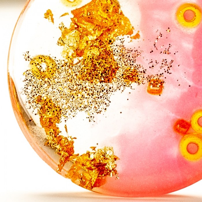 Złoto- różowy naszyjnik.