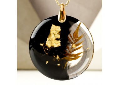 Kreatywny naszyjnik z rośliną.