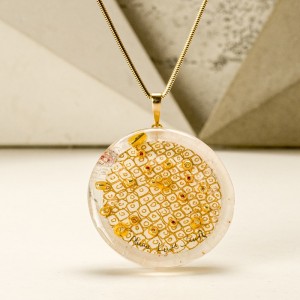 Design w naszyjniku z grafiką.