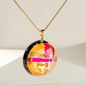 Różowa zawieszka z płatkami złota, biżuteria artystyczna stworzona przez polskich projektantów 1