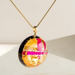 Różowa zawieszka z płatkami złota, biżuteria artystyczna stworzona przez polskich projektantów