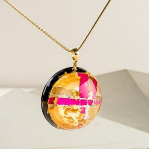Różowa zawieszka z płatkami złota, biżuteria artystyczna stworzona przez polskich projektantów 5
