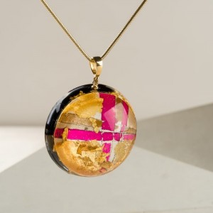 Różowa zawieszka z płatkami złota, biżuteria artystyczna stworzona przez polskich projektantów