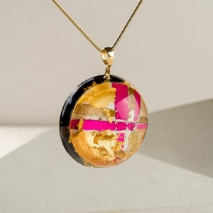 Różowa zawieszka z płatkami złota, biżuteria artystyczna stworzona przez polskich projektantów 10