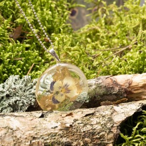 Kwiatowy modny naszyjnik.