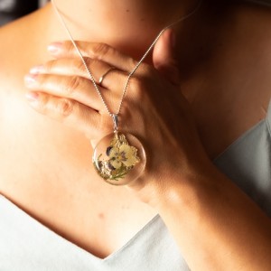 Kwiatowy modny naszyjnik.