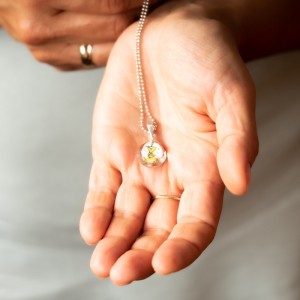 Modny naszyjnik do sukienki.