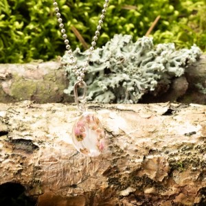 Srebrny modny naszyjnik z grafiką.