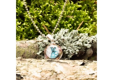 Srebrny modny naszyjnik z grafiką.