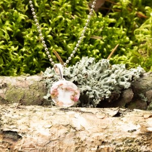 Srebrny modny naszyjnik z grafiką.