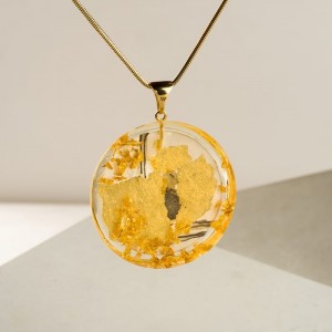 Naszyjnik ze złotą okrągłą zawieszką na złotym łańcuszku do czarnej sukienki – biżuteria artystyczna, ręcznie tworzona