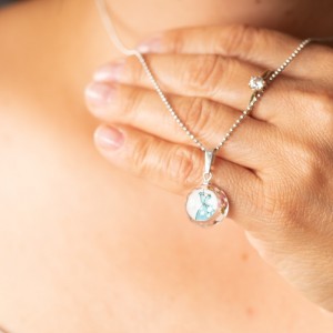 Srebrny modny naszyjnik z grafiką.