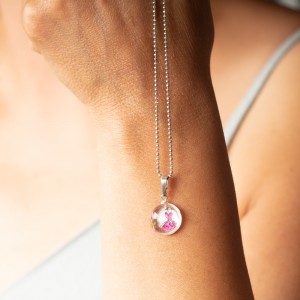 Modny naszyjnik z grafiką.