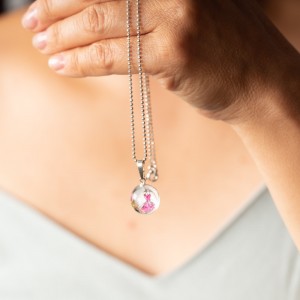 Modny naszyjnik z grafiką.