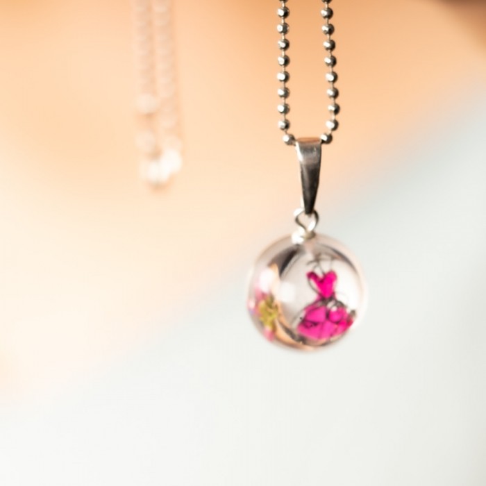 Modny naszyjnik z grafiką.