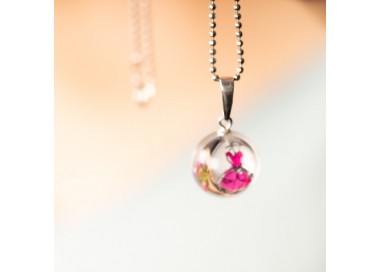 Modny naszyjnik z grafiką.