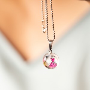 Modny naszyjnik z grafiką.